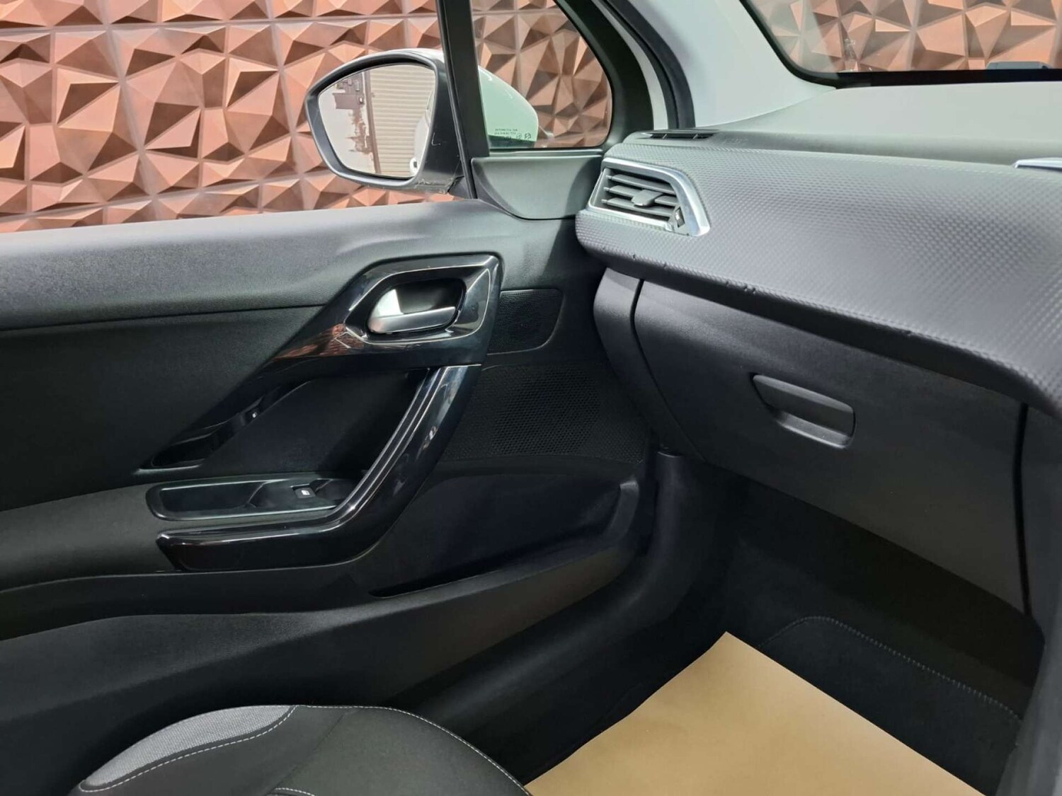 Used Peugeot 208 2015 for sale - 76921320: Photo 15