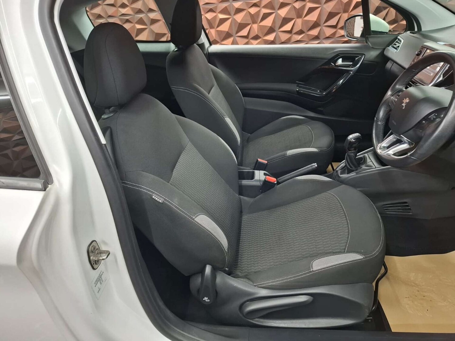 Used Peugeot 208 2015 for sale - 76921320: Photo 7