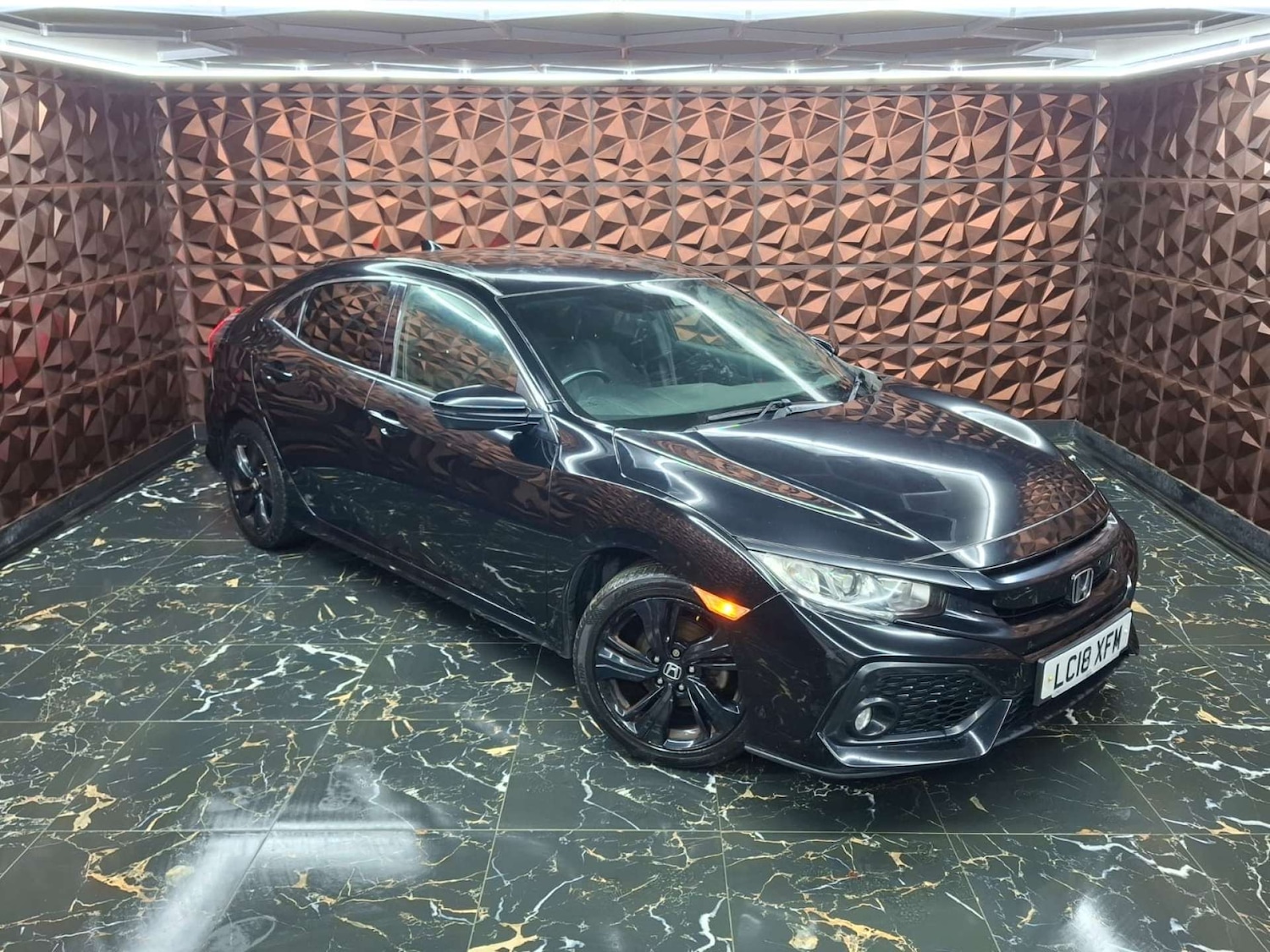 Used Honda Civic 2018 for sale - 76921490: Photo 2