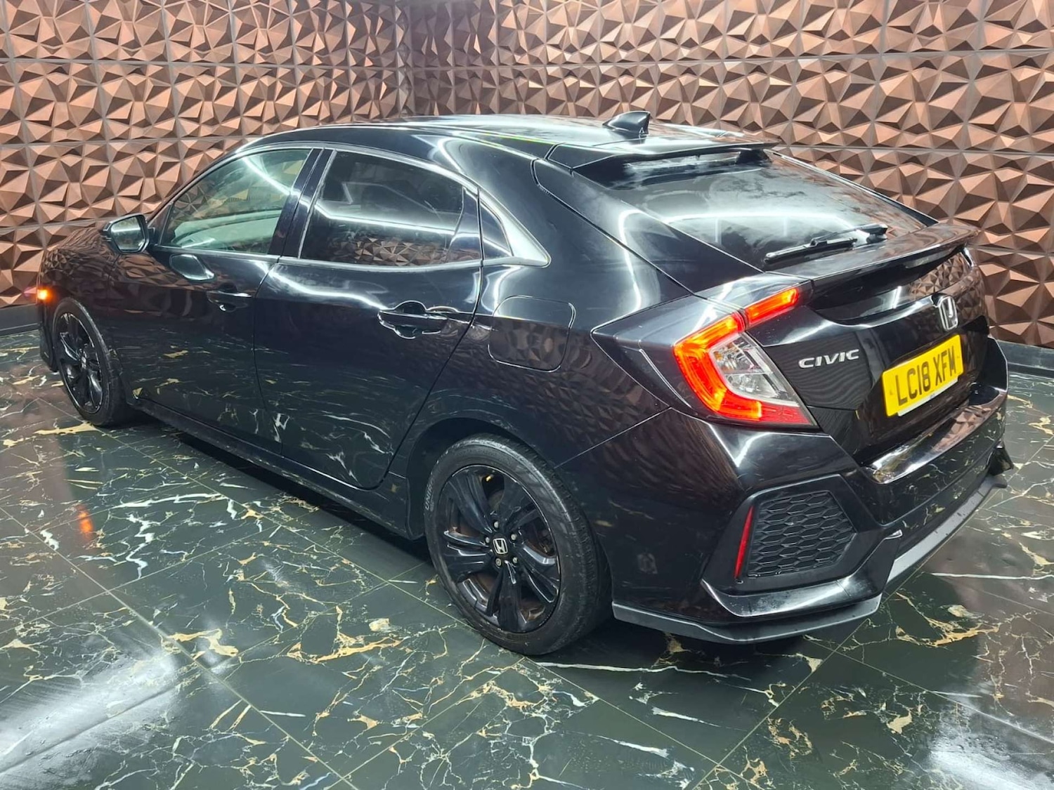 Used Honda Civic 2018 for sale - 76921490: Photo 9