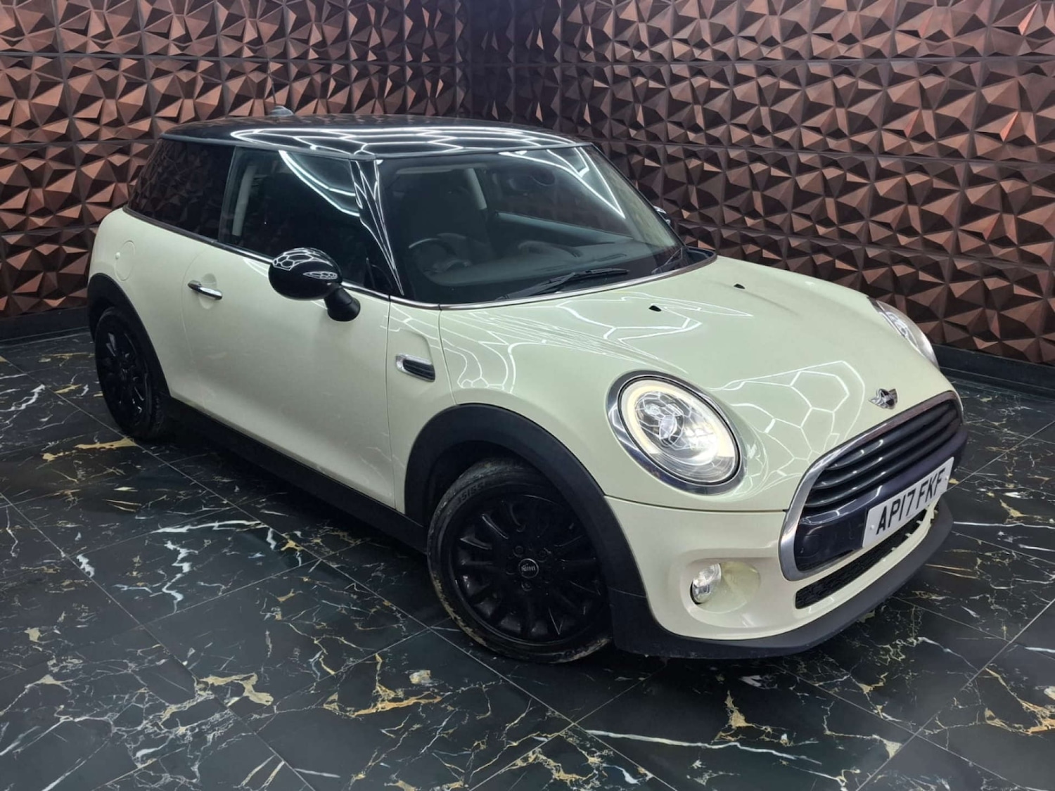 Used MINI Hatch 2017 for sale - 76921396: Photo 2