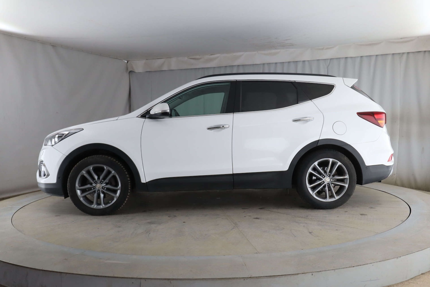 Used Hyundai Santa Fe 2015 for sale - 77905734: Photo 4