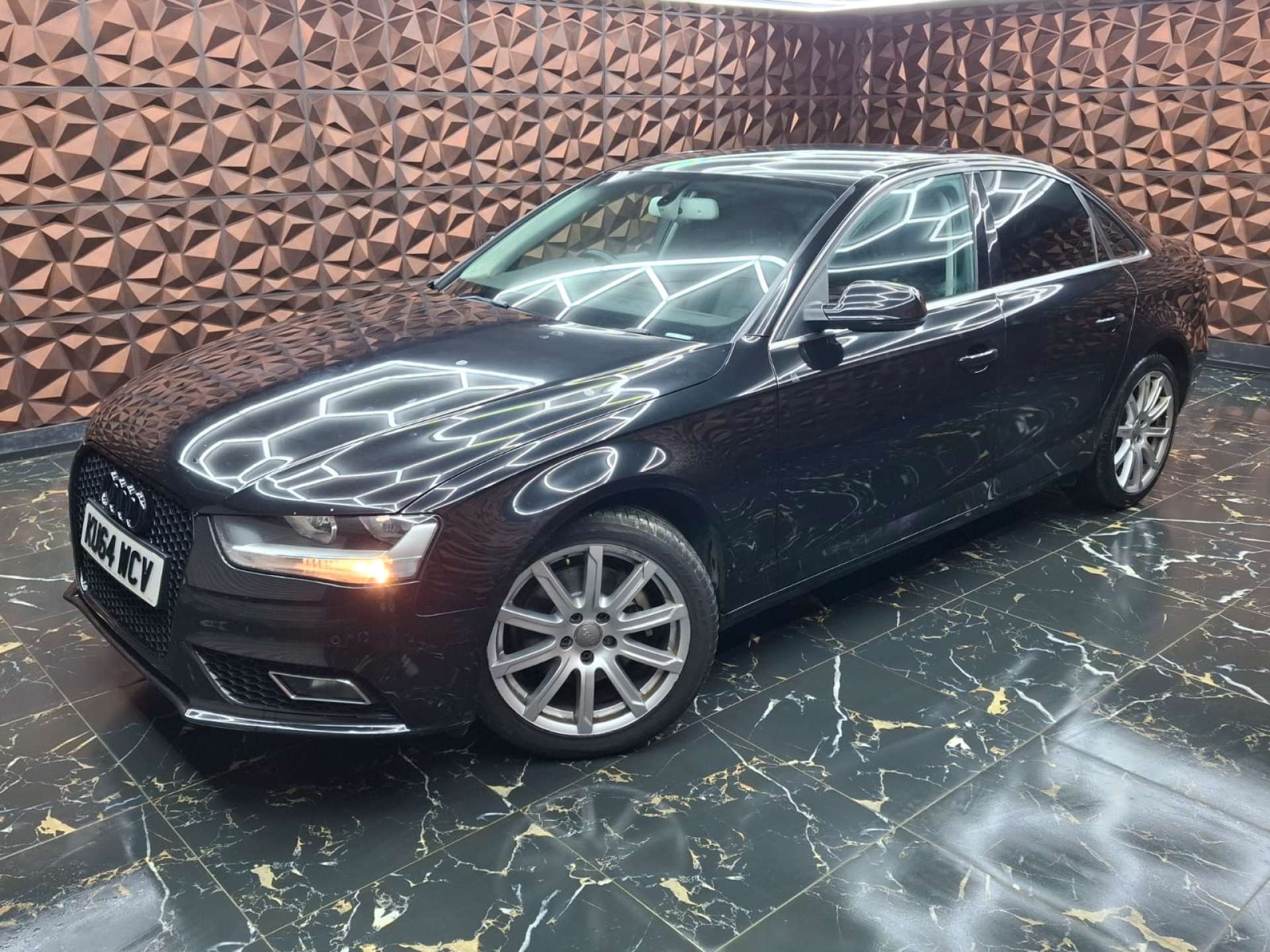 Used Audi A4 2014 for sale - 76921348: Photo