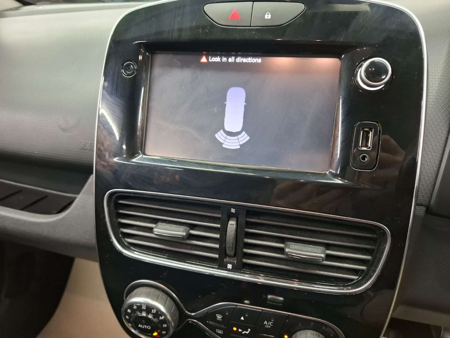 Used Renault Clio 2017 for sale - 76921363: Photo 21