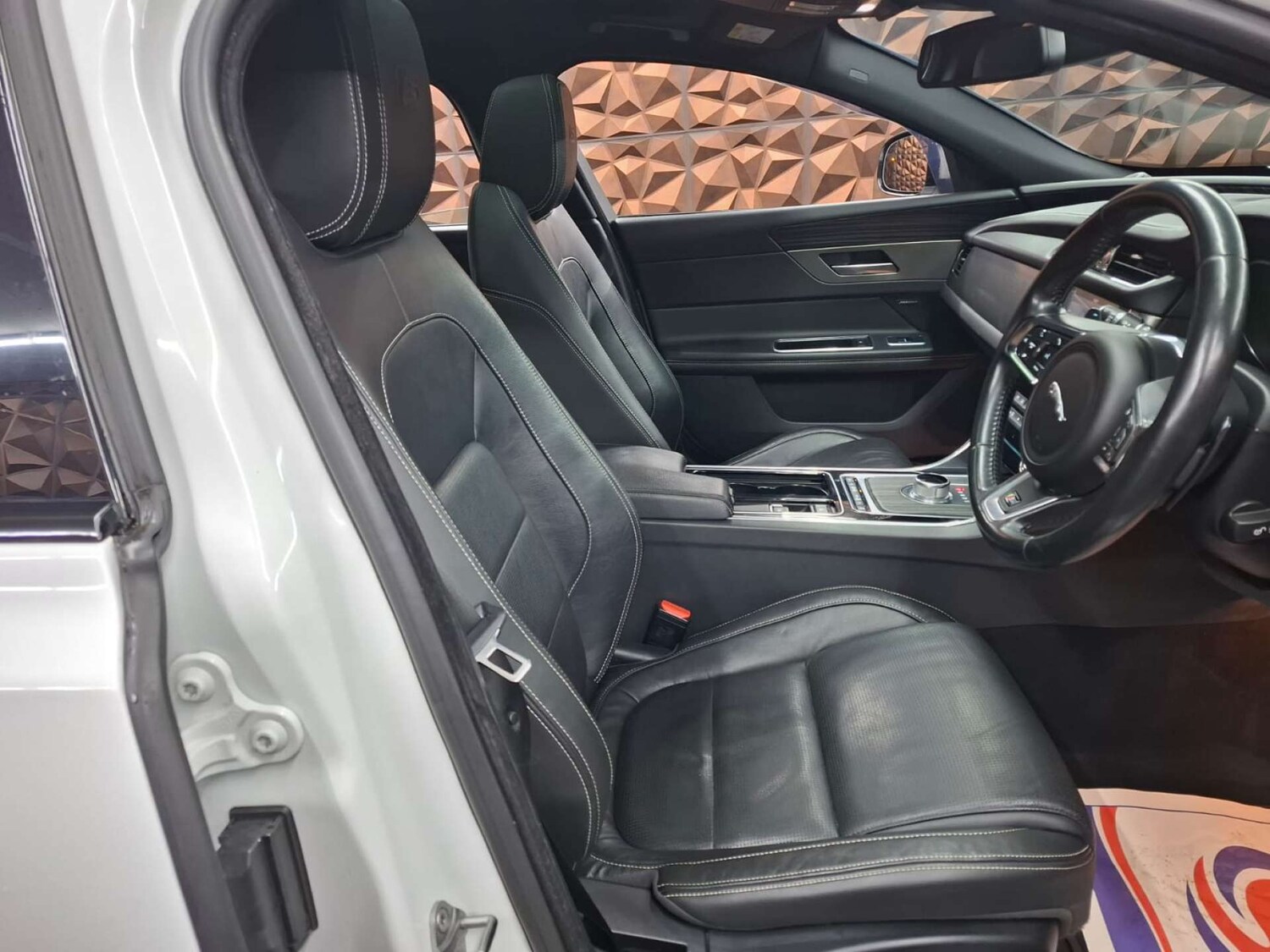 Used Jaguar XF 2015 for sale - 76921364: Photo 7