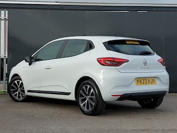 Used Renault Clio 2023 for sale - 76268883: Photo
