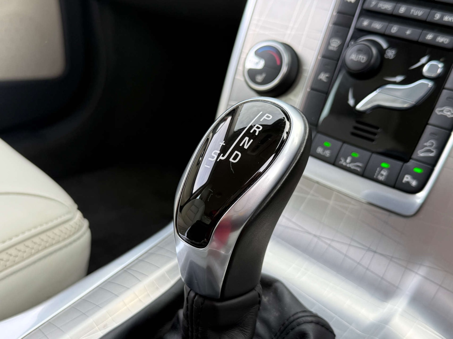 Used Volvo XC70 2014 for sale - 76830214: Photo 38