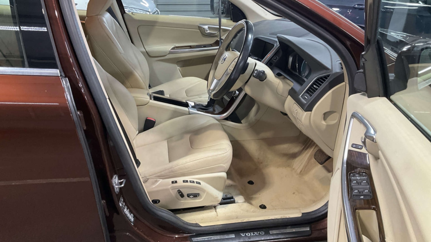 Used Volvo XC60 2015 for sale - 76720221: Photo 2