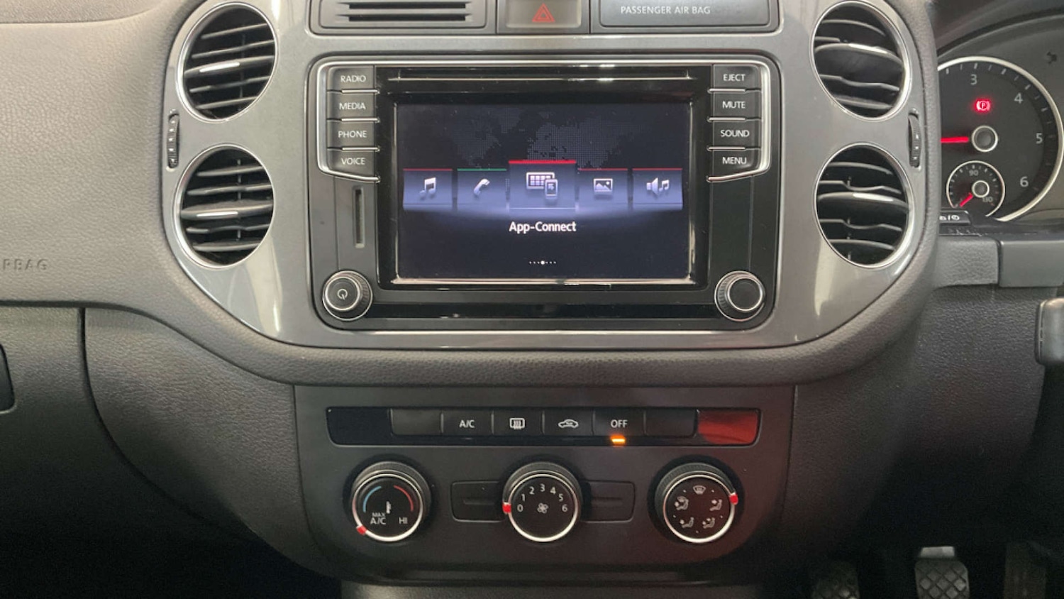 Used Volkswagen Tiguan 2015 for sale - 78080675: Photo 3