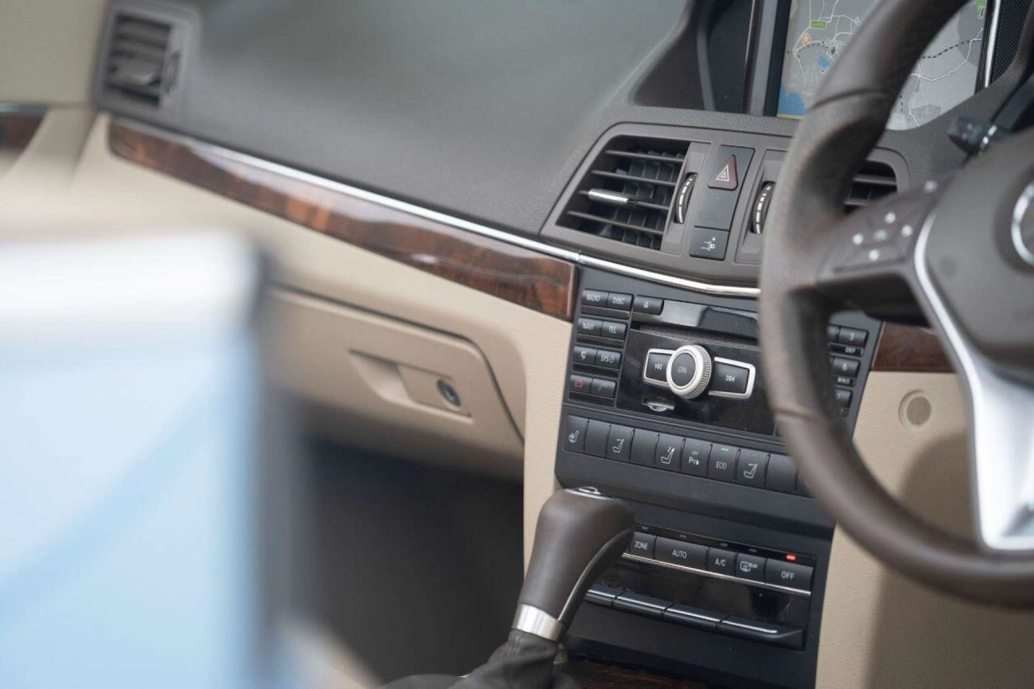 Used Mercedes-Benz E Class 2011 for sale - 76720215: Photo 2