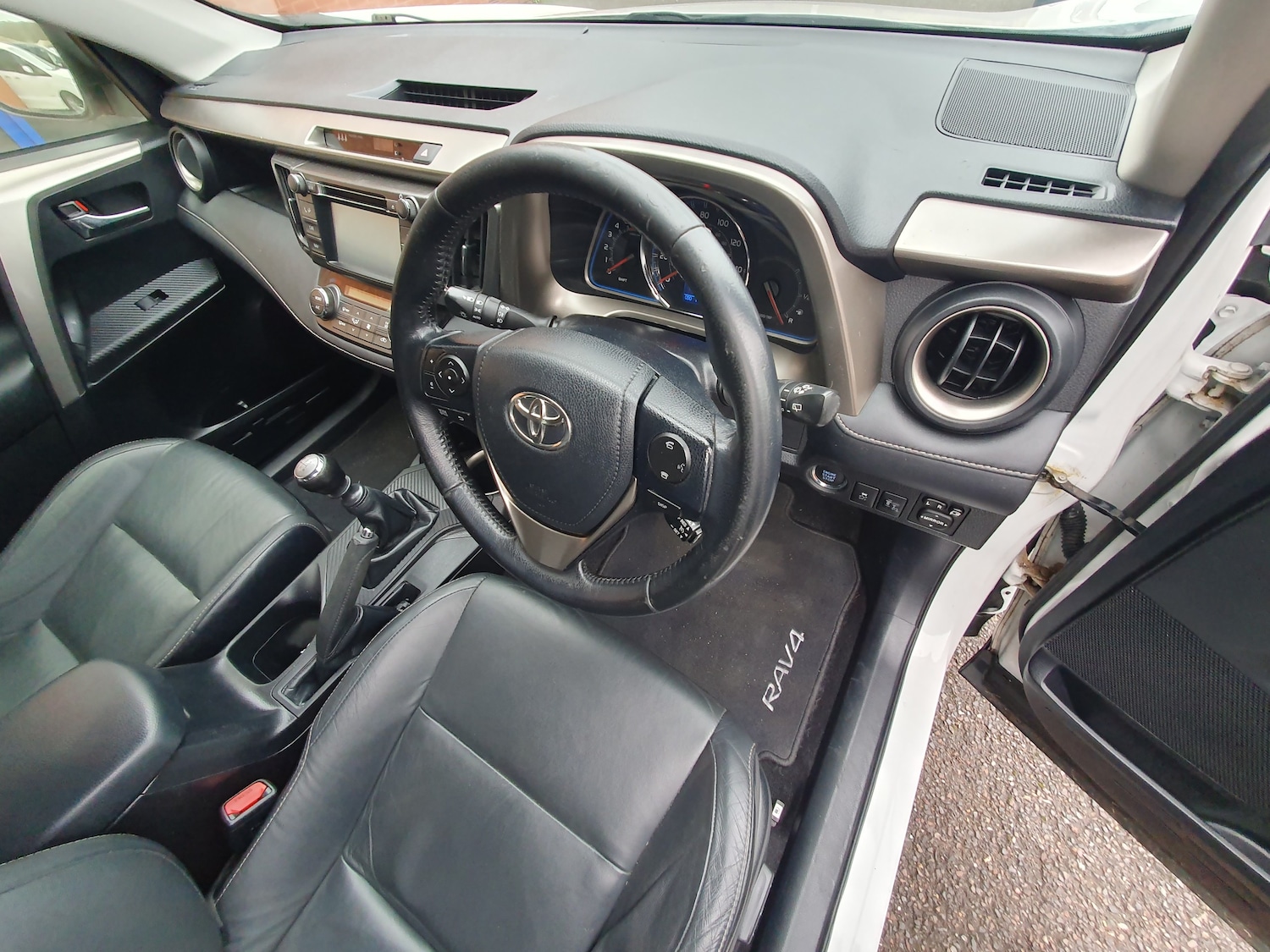 Used Toyota RAV4 2015 for sale - 76830841: Photo 38