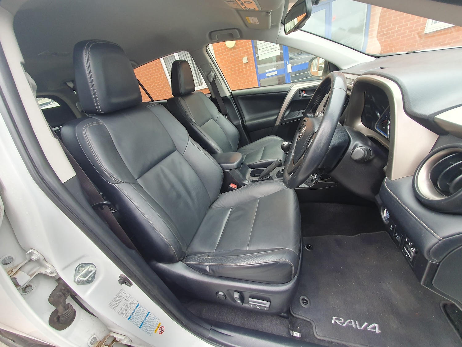Used Toyota RAV4 2015 for sale - 76830841: Photo 39