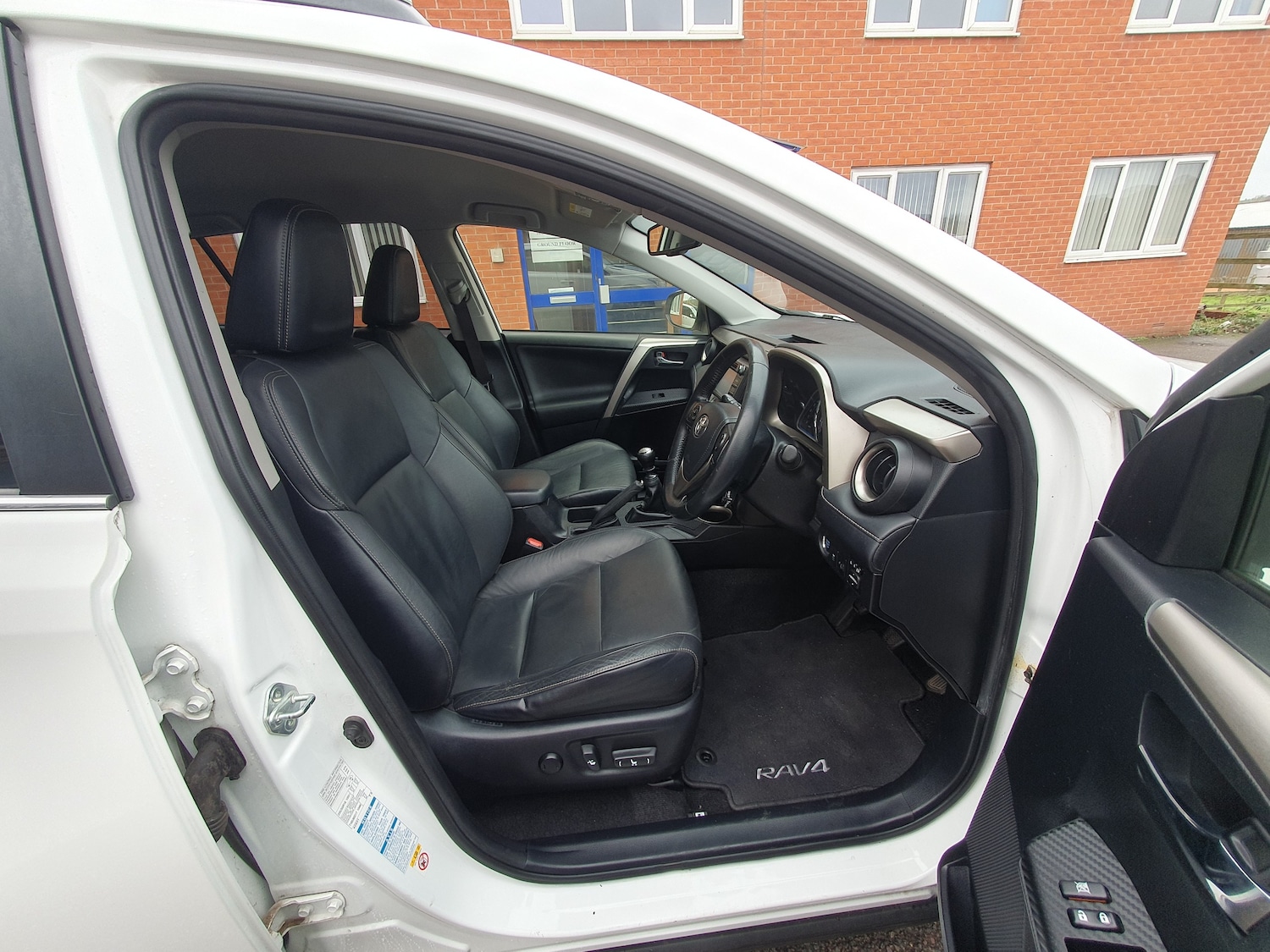 Used Toyota RAV4 2015 for sale - 76830841: Photo 40