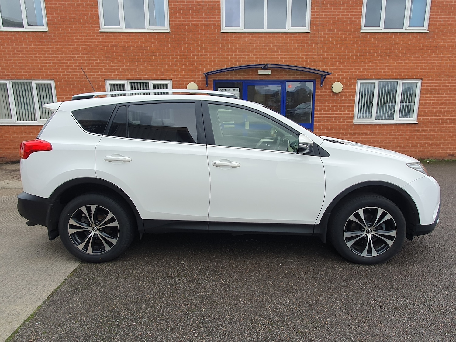 Used Toyota RAV4 2015 for sale - 76830841: Photo 8