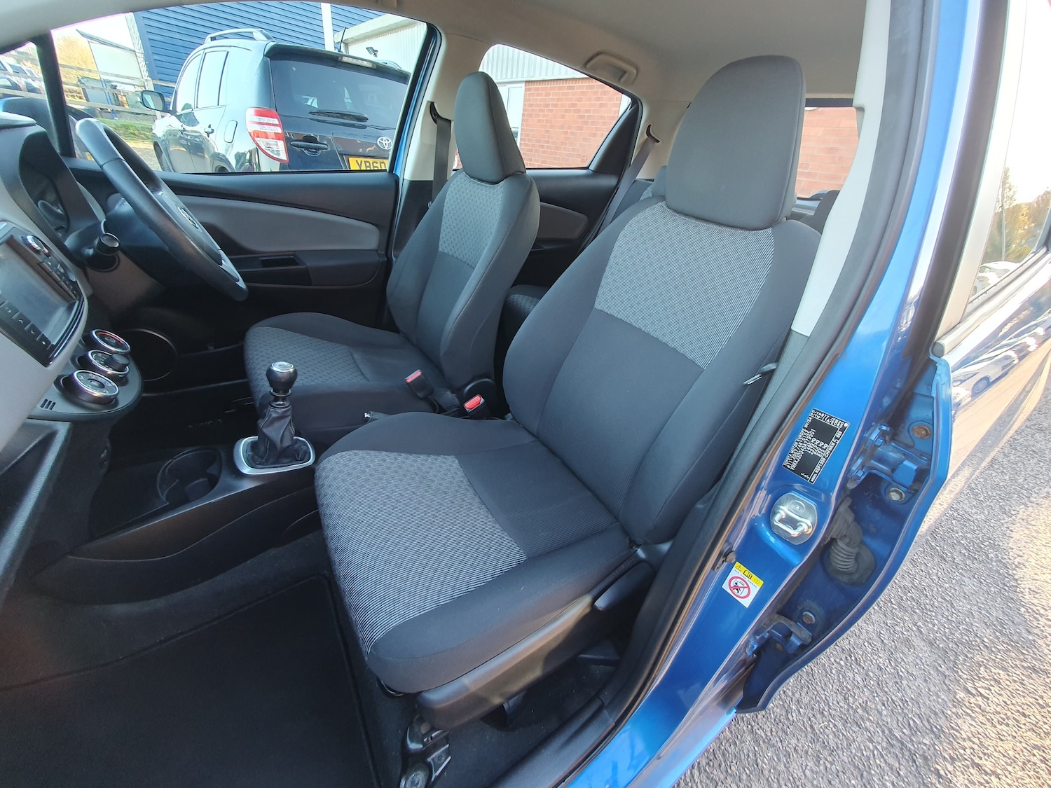 Used Toyota Yaris 2015 for sale - 76635049: Photo 15