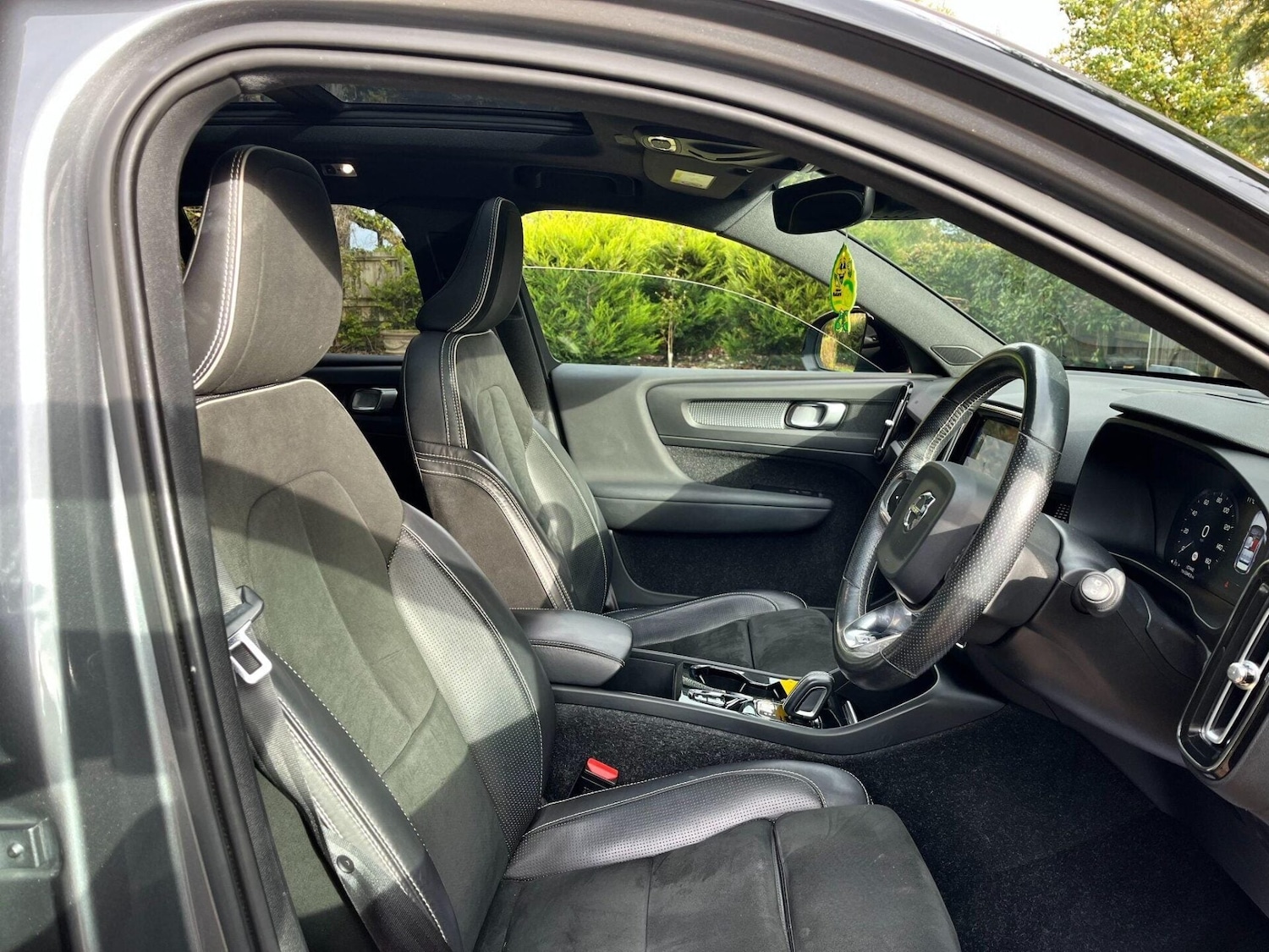 Used Volvo XC40 2019 for sale - 76776427: Photo 2