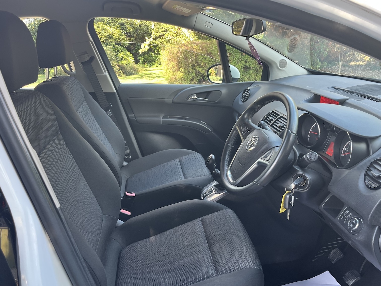 Used Vauxhall Meriva 2015 for sale - 76712944: Photo 2