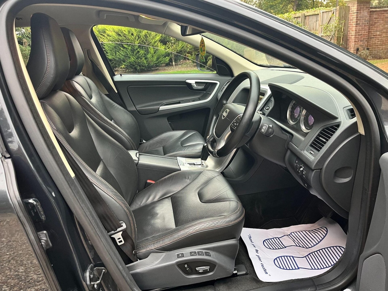 Used Volvo XC60 2011 for sale - 76776460: Photo 2