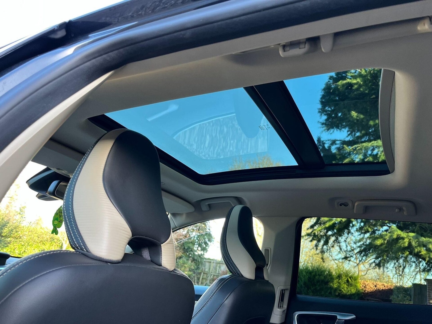 Used Volvo XC60 2010 for sale - 77085211: Photo 33