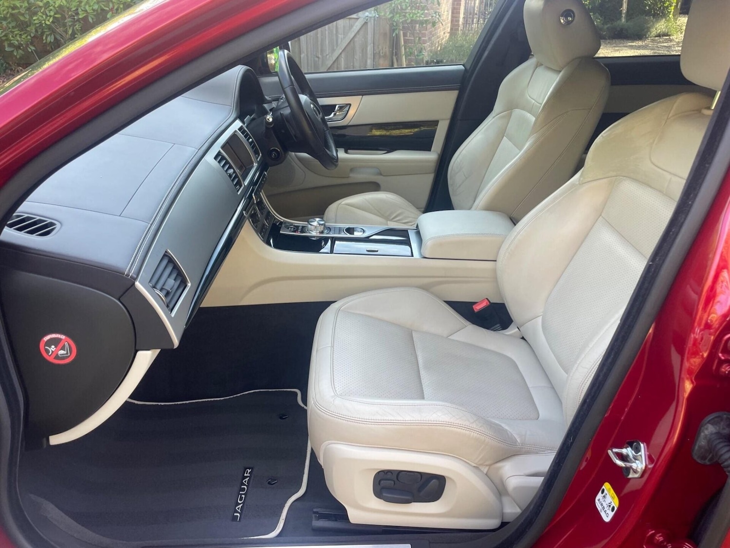 Used Jaguar XF 2014 for sale - 76776452: Photo 2