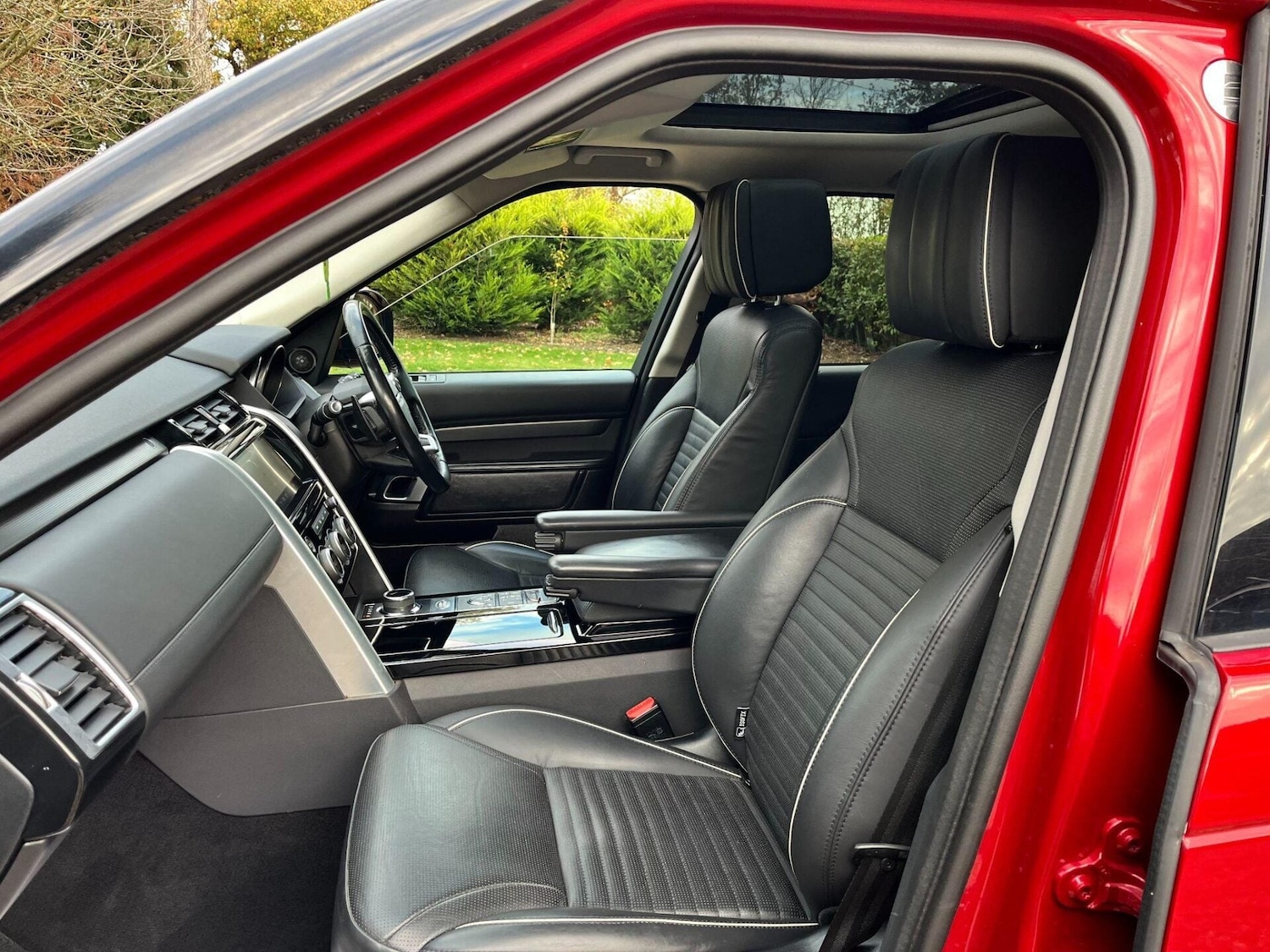 Used Land Rover Discovery 2017 for sale - 76776410: Photo 2