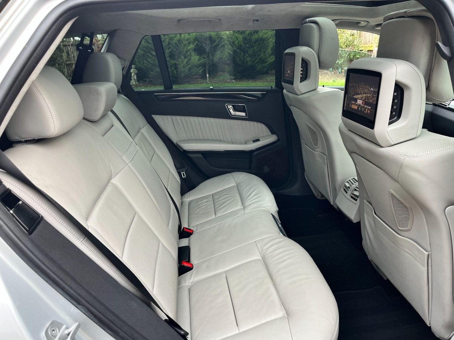 Used Mercedes-Benz E Class 2011 for sale - 77223157: Photo 2