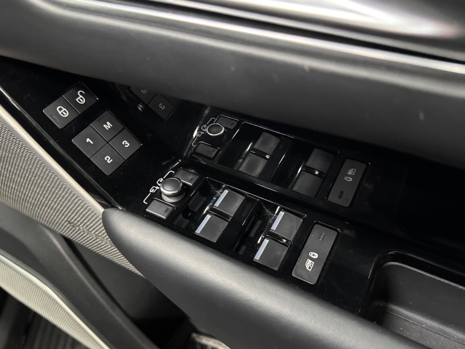 Used Land Rover Range Rover Velar 2018 for sale - 76671385: Photo 21