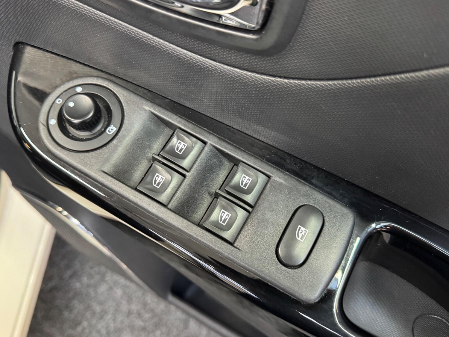 Used Renault Captur 2015 for sale - 77925902: Photo 15