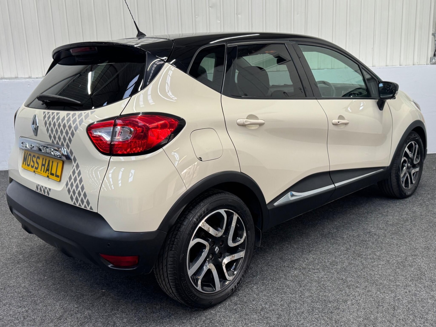 Used Renault Captur 2015 for sale - 77925902: Photo 2