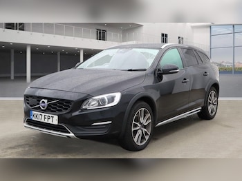Used Volvo V60 2017 for sale - 76304140: Photo