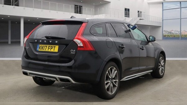 Used Volvo V60 2017 for sale - 76304140: Photo 4
