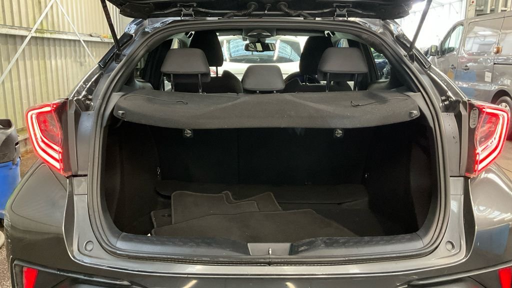 Used Toyota C-HR 2018 for sale - 77315960: Photo 19