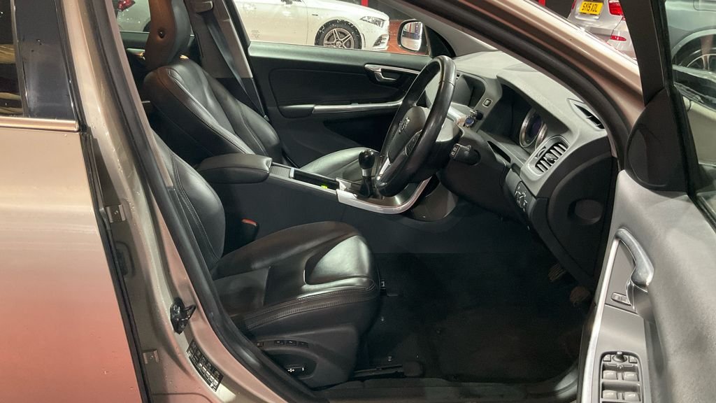 Used Volvo V60 2013 for sale - 77703929: Photo 15