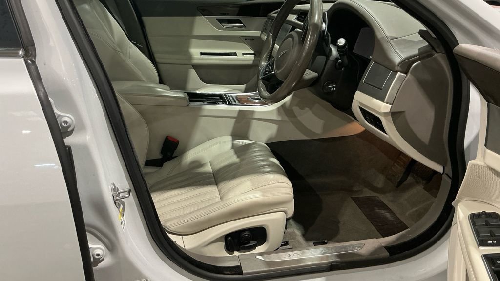 Used Jaguar XF 2017 for sale - 78215812: Photo 11