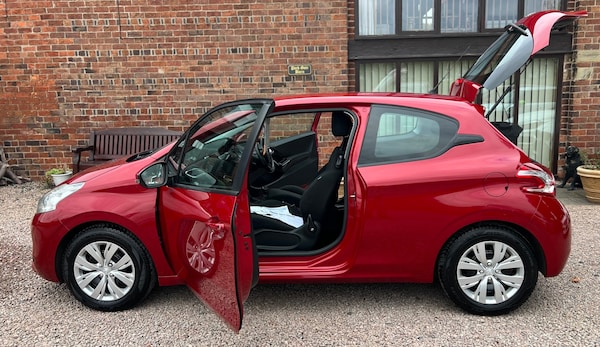 Used Peugeot 208 2013 for sale - 76257971: Photo 2