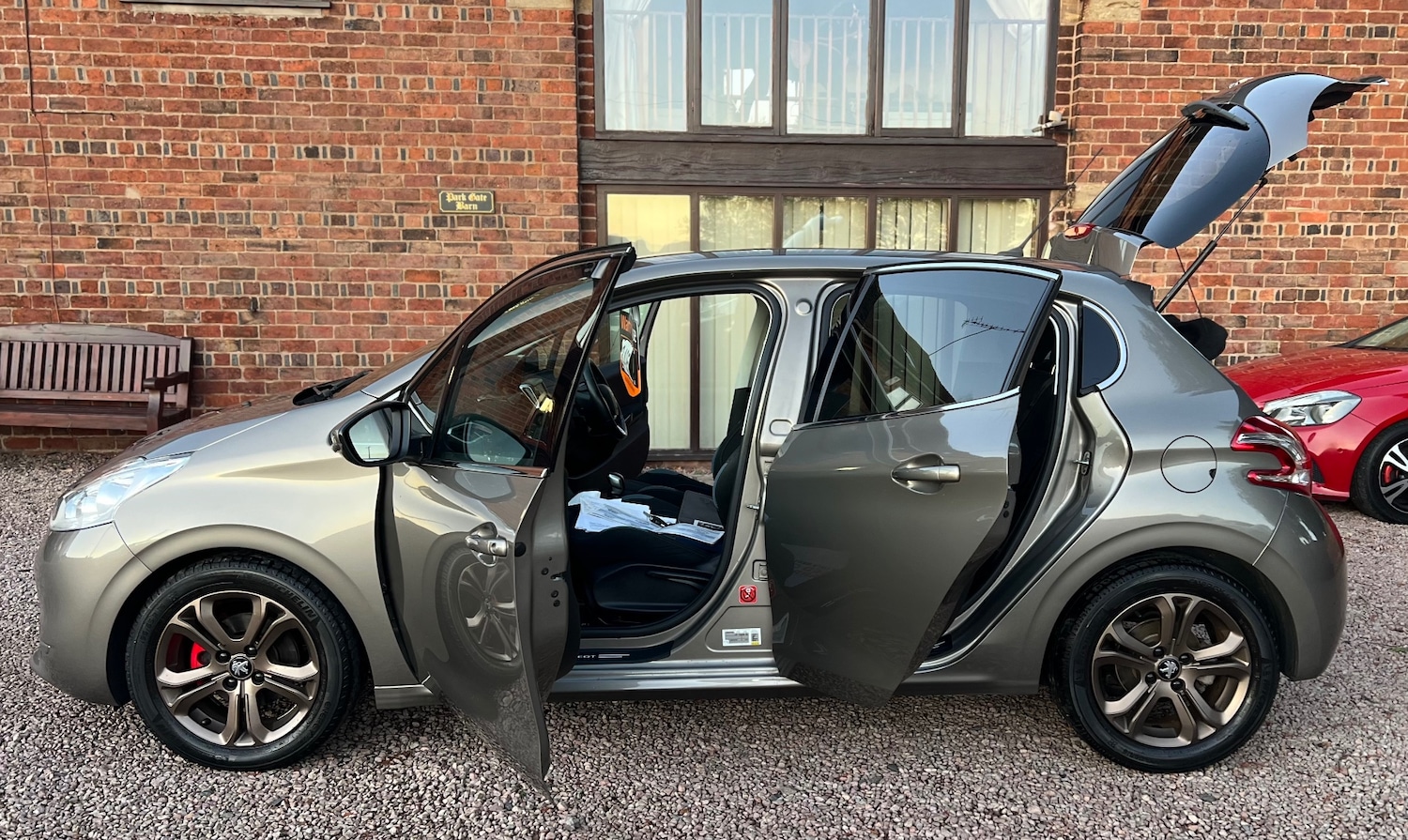 Used Peugeot 208 2014 for sale - 76640124: Photo 2