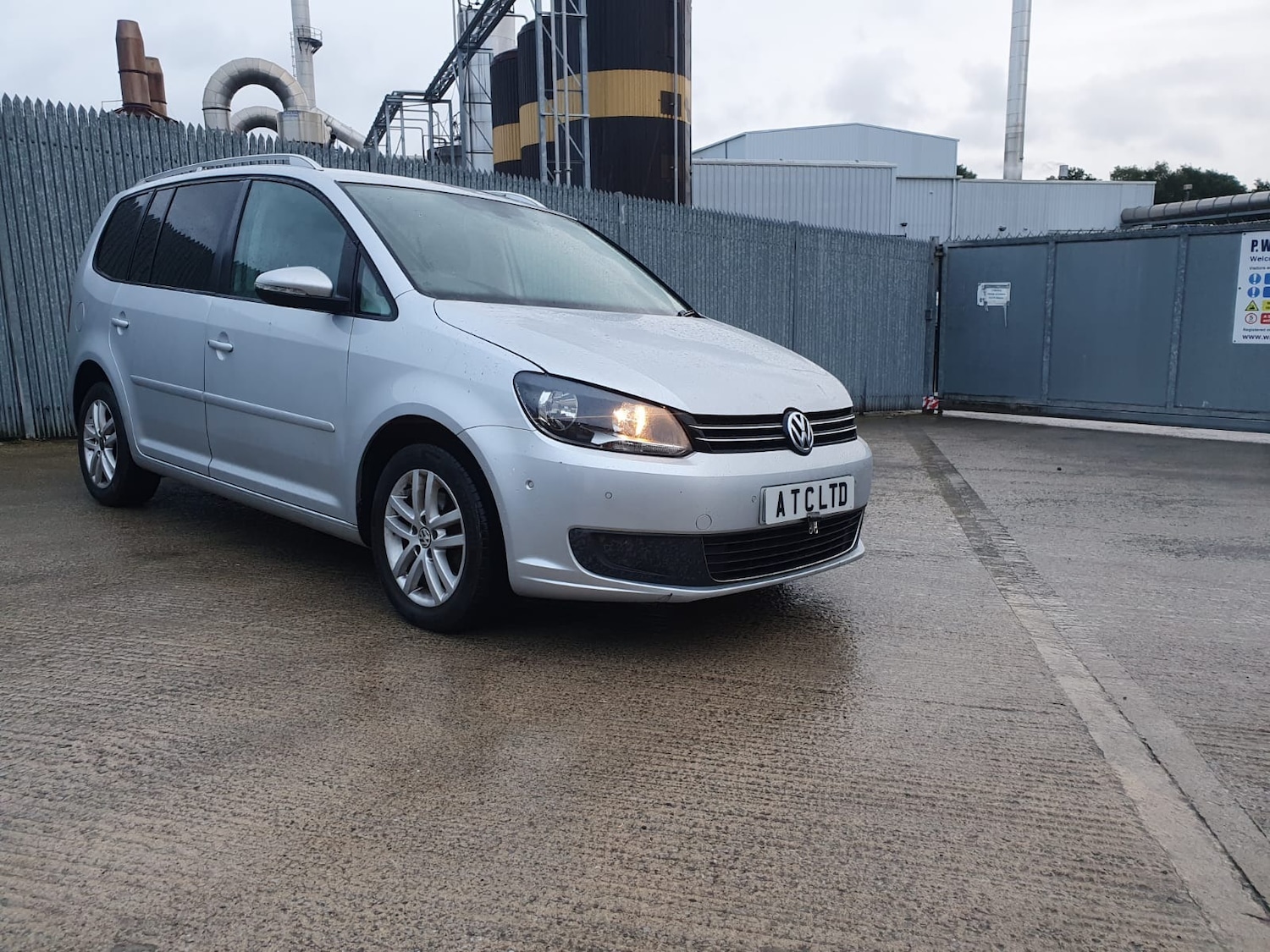 Used Volkswagen Touran 2011 for sale - 77662306: Photo 4