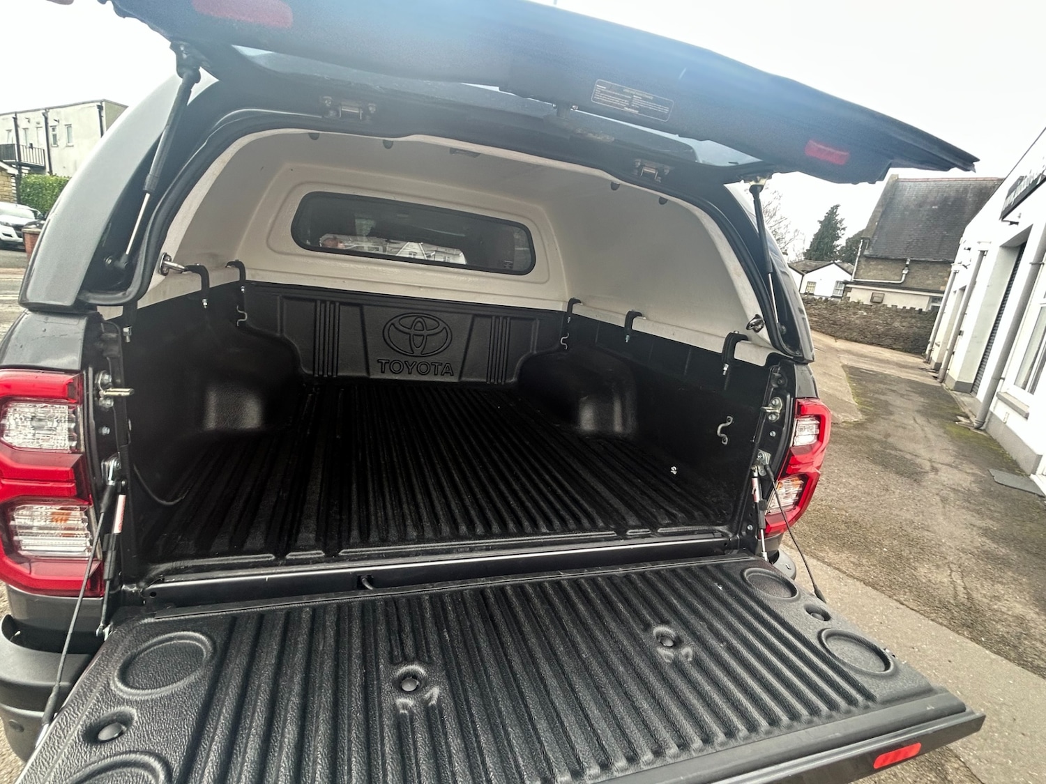 Used Toyota Hilux 2023 for sale - 77881180: Photo 9