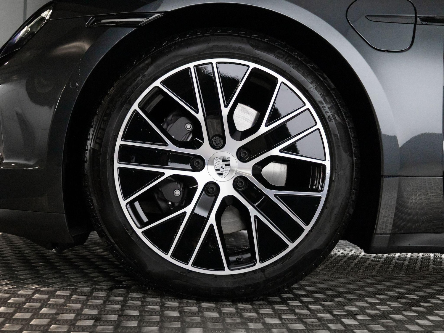 Used Porsche Taycan 2025 for sale - 77110234: Photo 4