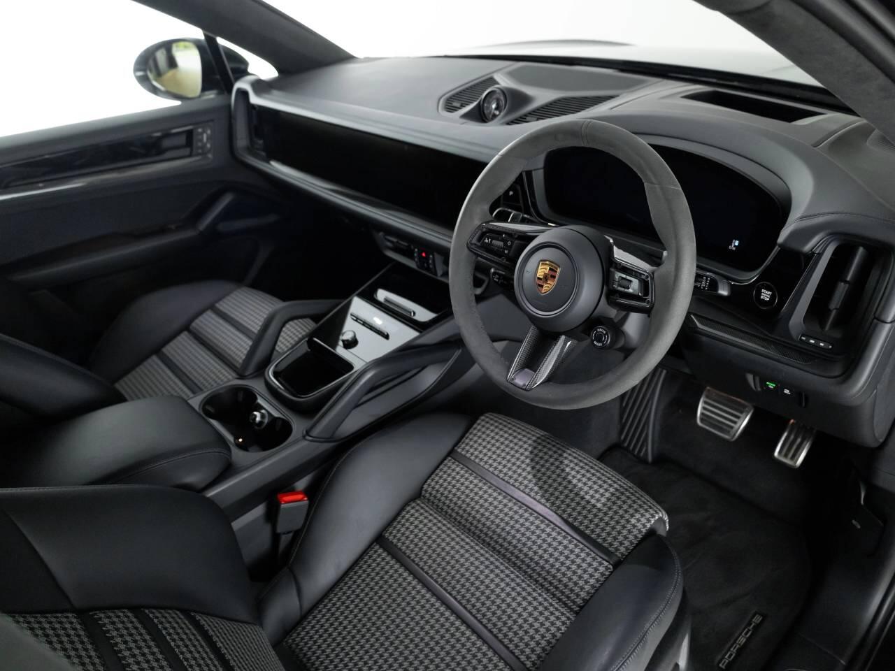 Used Porsche Cayenne 2024 for sale - 76677915: Photo 4