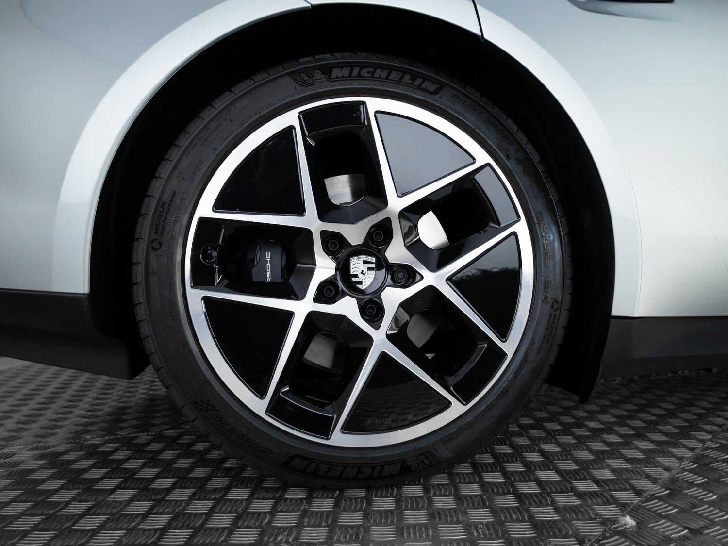 Used Porsche Taycan 2025 for sale - 76888408: Photo 4