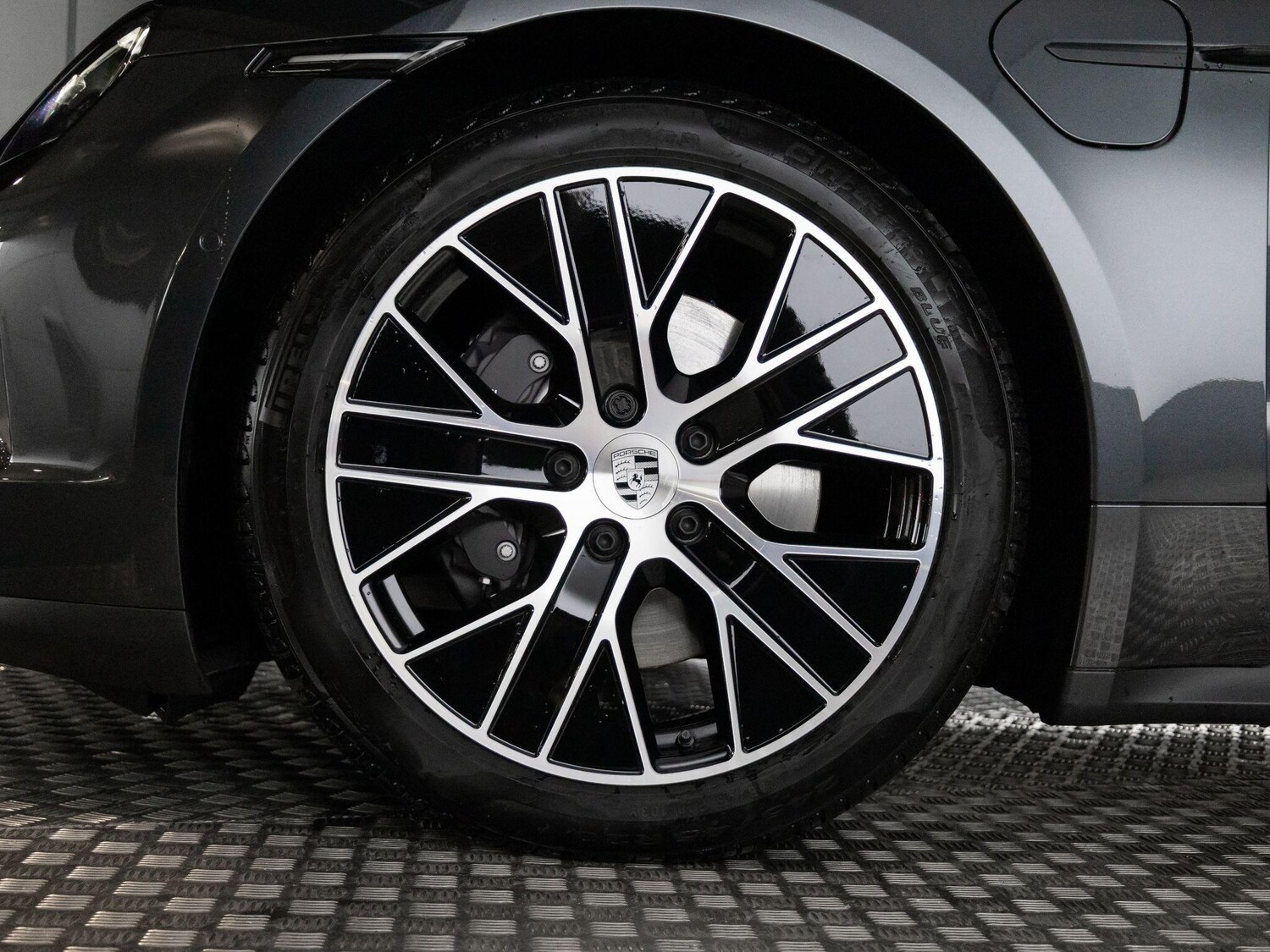 Used Porsche Taycan 2025 for sale - 76692556: Photo 4