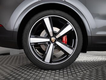 Used Porsche Cayenne 2025 for sale - 76678588: Photo
