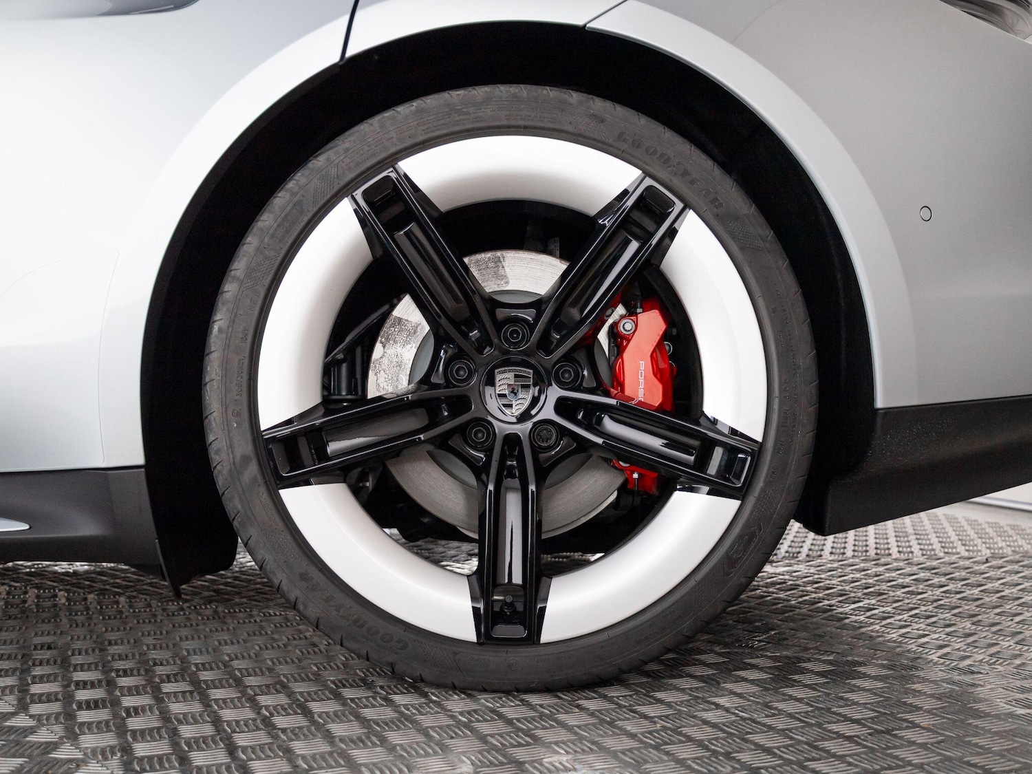 Used Porsche Taycan 2025 for sale - 76692538: Photo 4