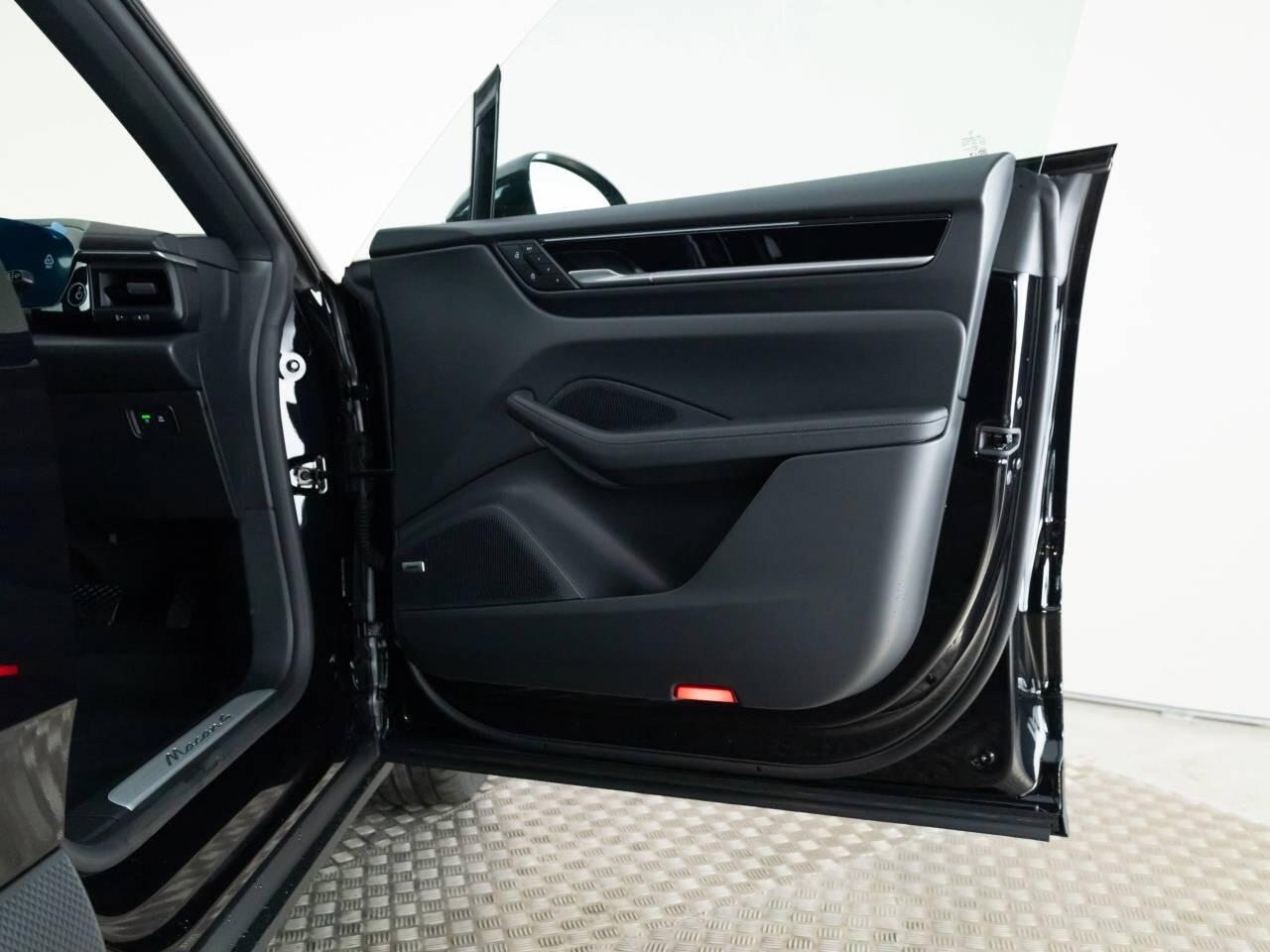 Used Porsche Macan 2025 for sale - 78190255: Photo 11