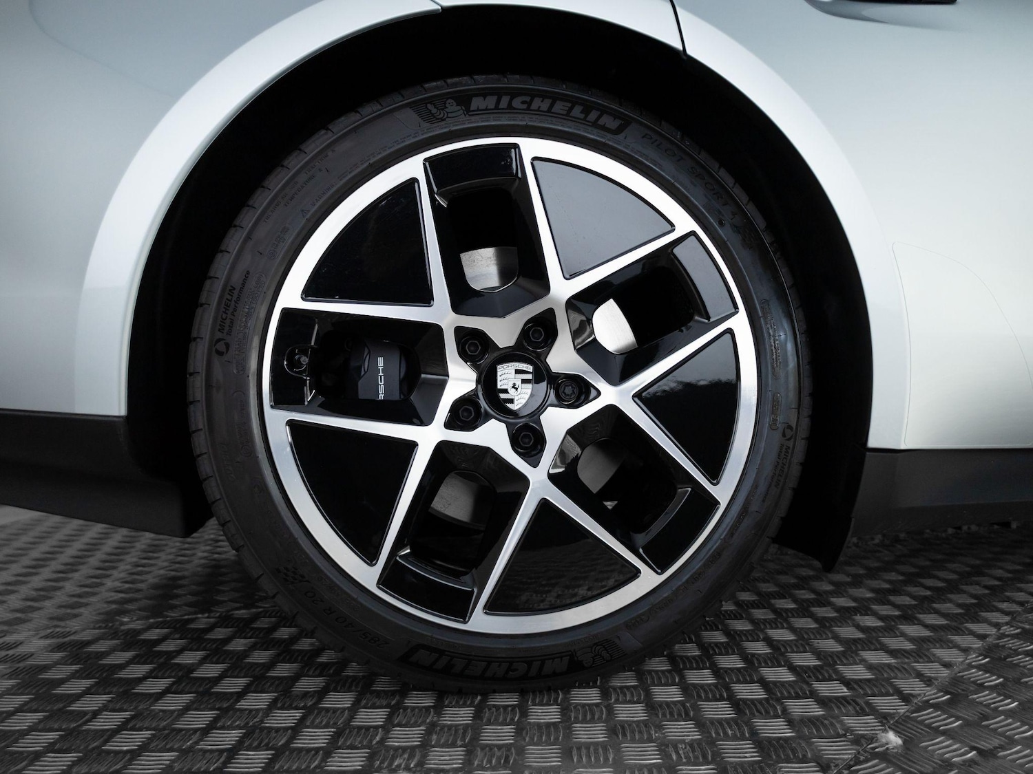 Used Porsche Taycan 2025 for sale - 77193276: Photo 4