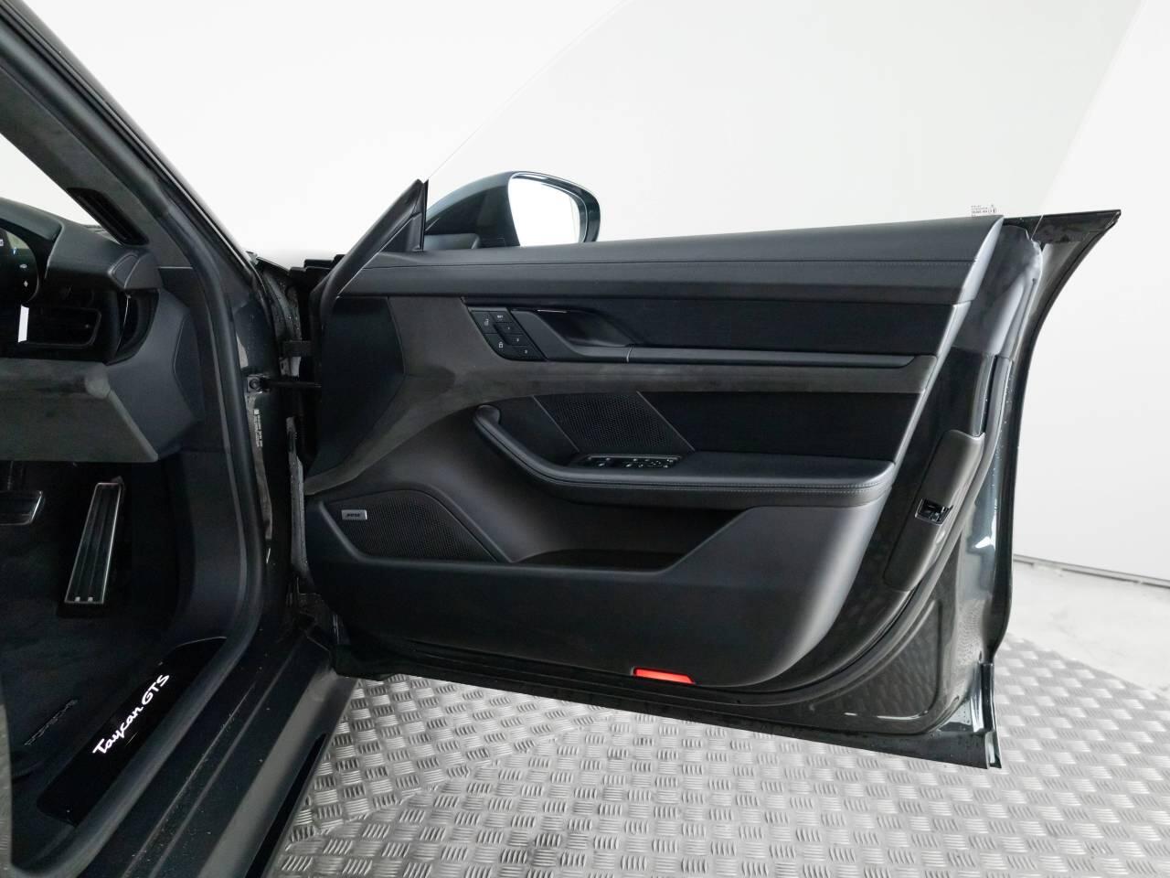 Used Porsche Taycan 2022 for sale - 76691261: Photo 12