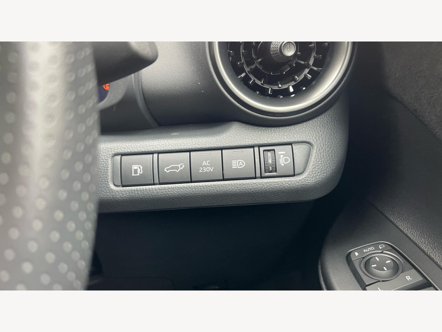 Used Toyota C-HR 2024 for sale - 76671483: Photo 24