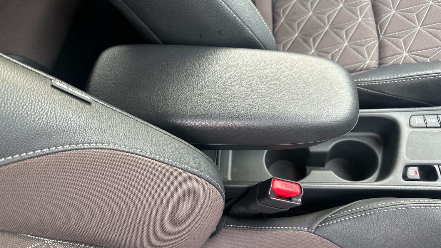 Used Toyota Yaris Cross 2024 for sale - 77305704: Photo 32