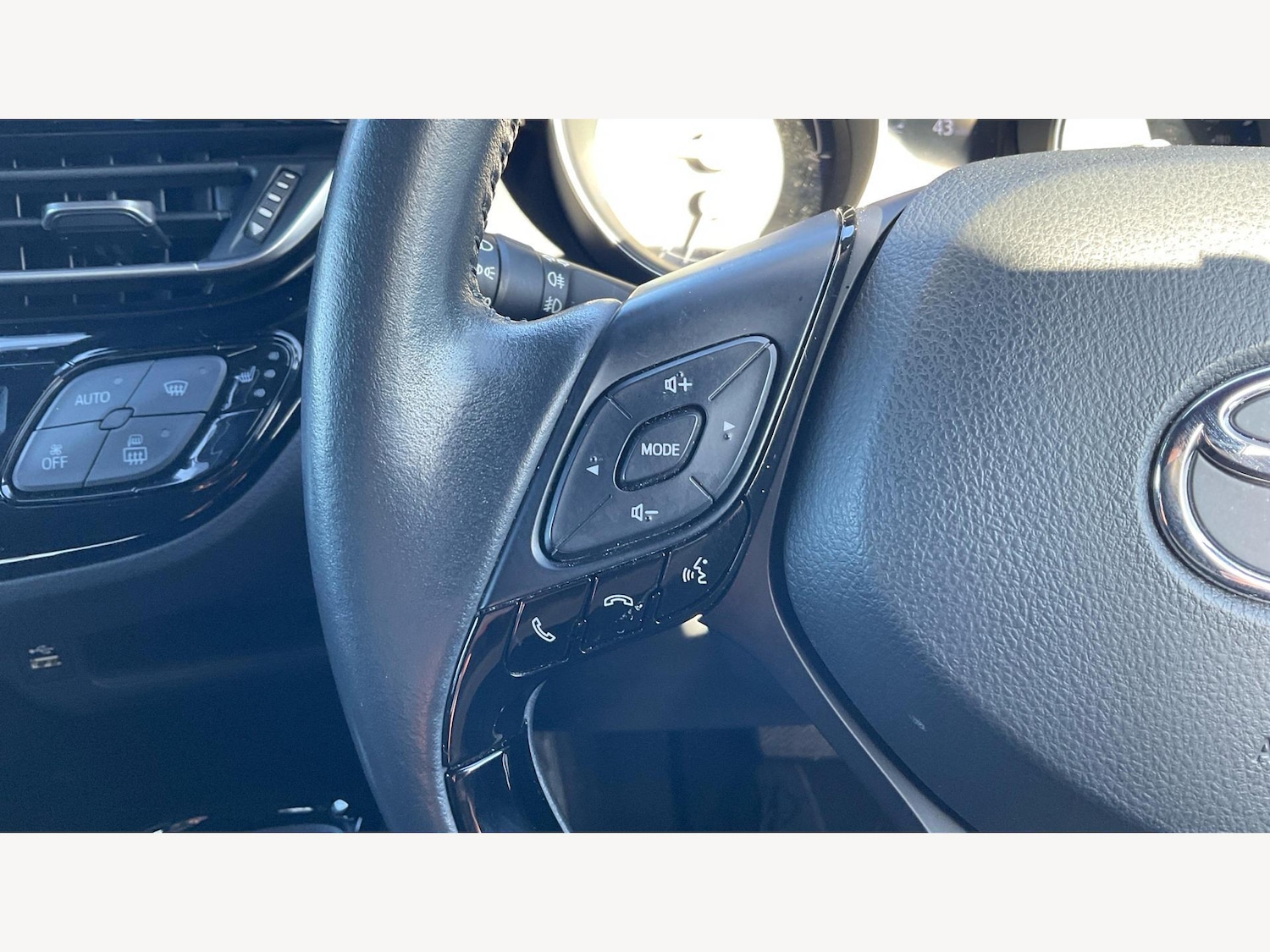 Used Toyota C-HR 2023 for sale - 76360828: Photo 34